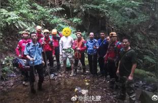 广州桂峰山驴友被困，搜救人员连夜施救